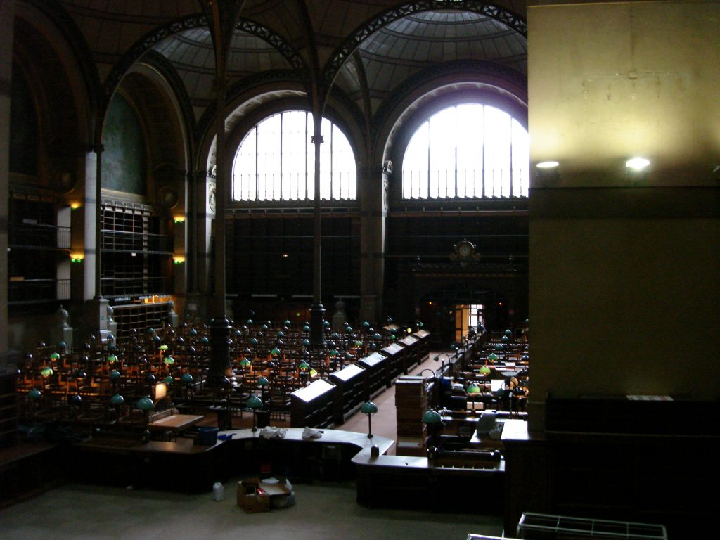 L'hémicycle, juste avant l'exposition de Sophie Calle, "Prenez soin de vous", en 2008 dans la salle Labrouste