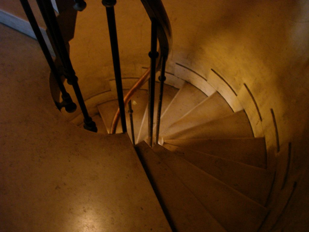 Les marches de l'escalier en colimaçon, pour rejoindre les galeries, où même l'auteur de ses lignes ne parvient pas à poser son pied en entier !